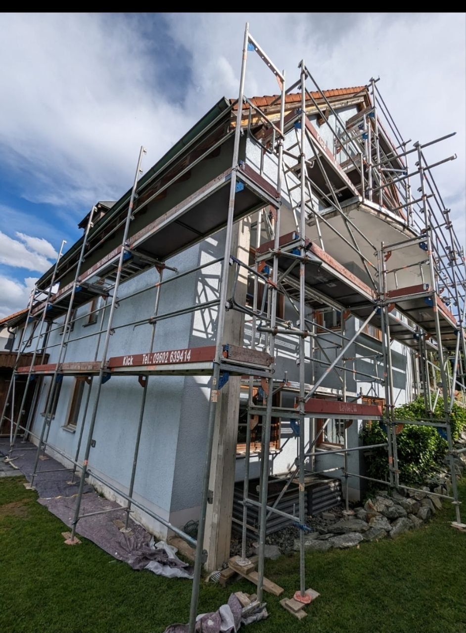 Baugerüst zur Miete an einer Hausfassade